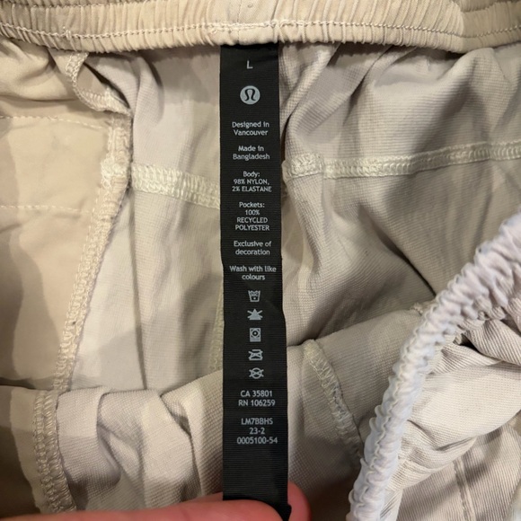 Lululemon Cream Stretch Twill Shorts L - Picture 4 of 6